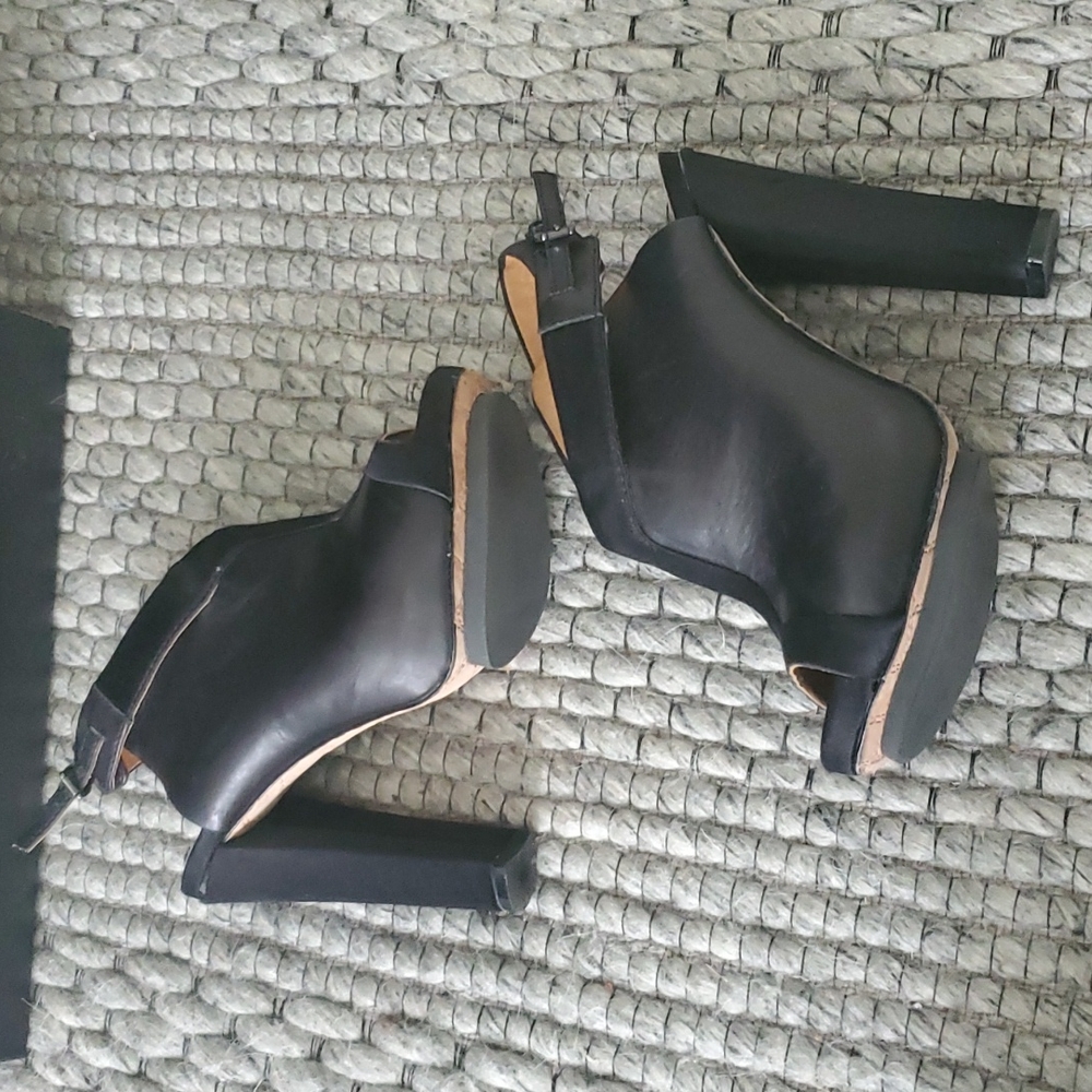 L.A.M.B. Luxurious Size 7- worn once